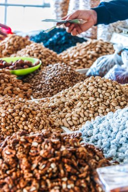 Taşkent'teki Chorsu Çarşısı'nda kuru gıda ürünleri satıldı