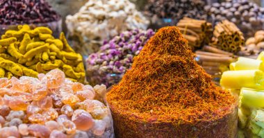 Arap sokak pazarı Stall üzerinde baharatlar ve otlar