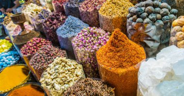 Arap sokak pazarı Stall üzerinde baharatlar ve otlar