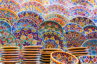 Dubai çarşısında satılan renkli çanak çömlek yemekleri, Unied Arap Emirlikleri