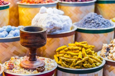 Arap sokak pazarı Stall üzerinde baharatlar ve otlar