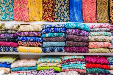 Eski şehir Dubai'de bir mağazada satılan geleneksel oryantal bez