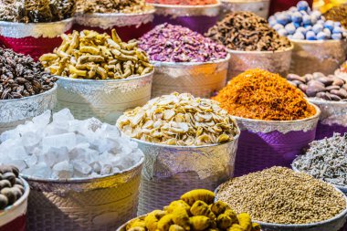 Arap sokak pazarı Stall üzerinde baharatlar ve otlar