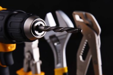  akülü matkap ve maymun spanner dahil donanım araçları