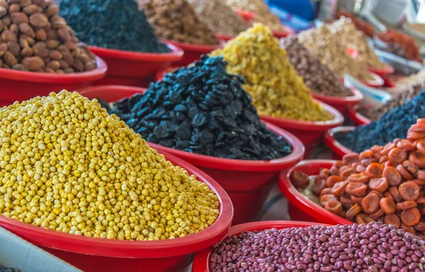 Prodotti alimentari secchi venduti al Chorsu Bazaar di Tashkent — Foto Stock