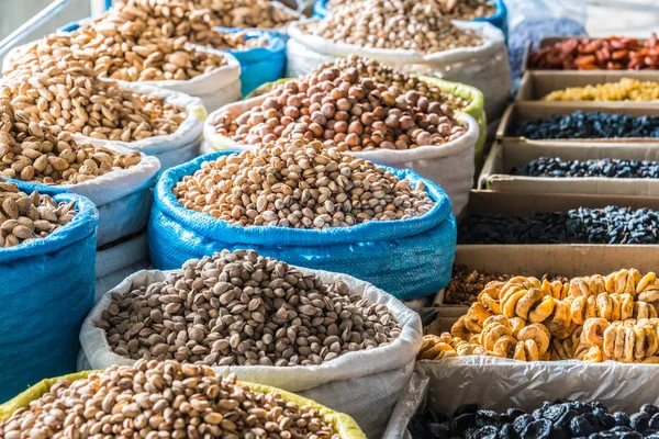 Produtos alimentares secos vendidos no Bazar Chorsu em Tashkent — Fotografia de Stock