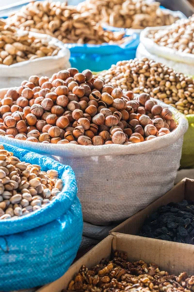 Produtos alimentares secos vendidos no Bazar Chorsu em Tashkent — Fotografia de Stock