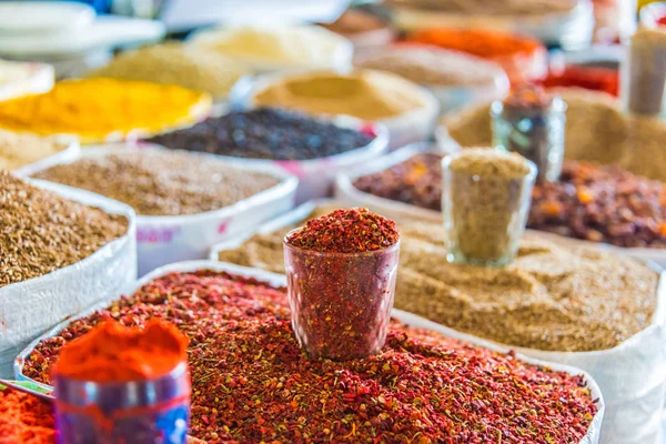 Épices et produits séchés vendus au bazar de Chorsu à Tachkent — Photo