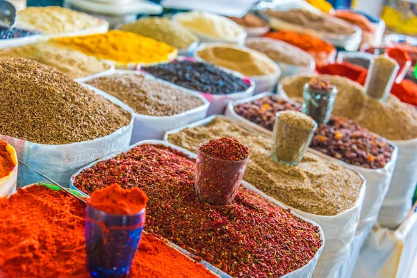 Épices et produits séchés vendus au bazar de Chorsu à Tachkent — Photo