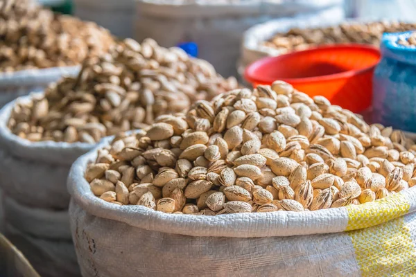 Productos alimenticios secos vendidos en el Chorsu Bazaar en Tashkent — Foto de Stock