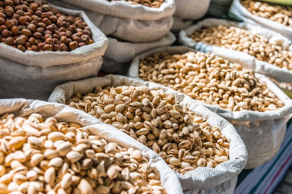 Productos alimenticios secos vendidos en el Chorsu Bazaar en Tashkent — Foto de Stock
