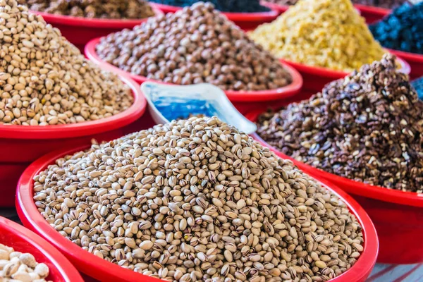 Produtos alimentares secos vendidos no Bazar Chorsu em Tashkent — Fotografia de Stock