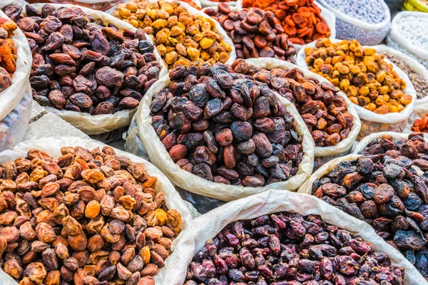 Gedroogde voedingsproducten verkocht op de Chorsu Bazaar in Tasjkent — Stockfoto