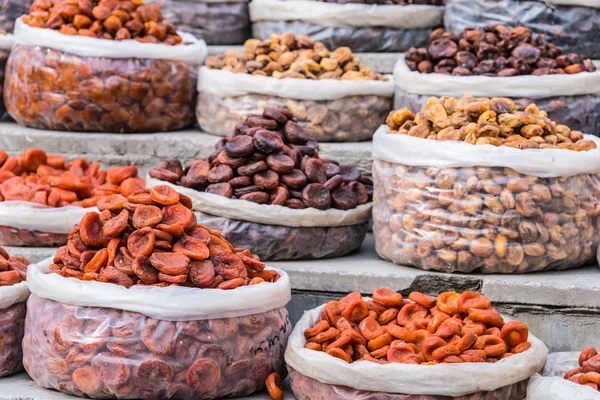 Produtos alimentares secos vendidos no Bazar Chorsu em Tashkent — Fotografia de Stock