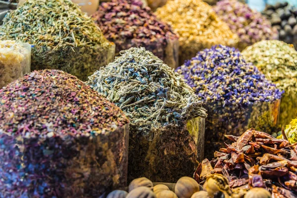 Especiarias e ervas na baia do mercado de rua árabe — Fotografia de Stock