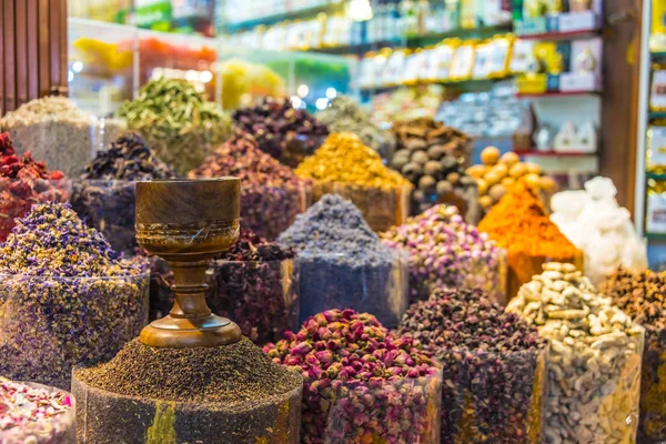 Especias y hierbas en el puesto del mercado callejero árabe — Foto de Stock