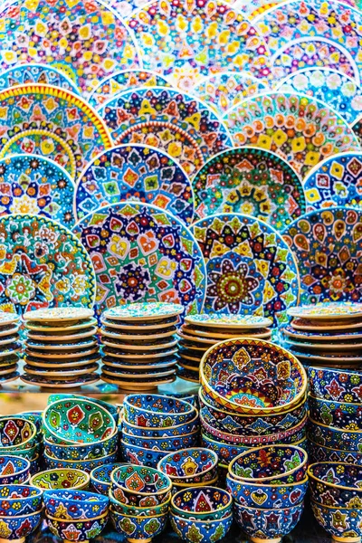 Πολύχρωμα πιάτα κεραμικής που πωλούνται σε παζάρι του Ντουμπάι, Unied Αραβικά Εμιράτα — Φωτογραφία Αρχείου