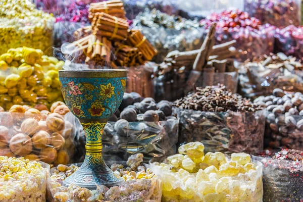 阿拉伯街头街市小摊上的香料和草药 — 图库照片