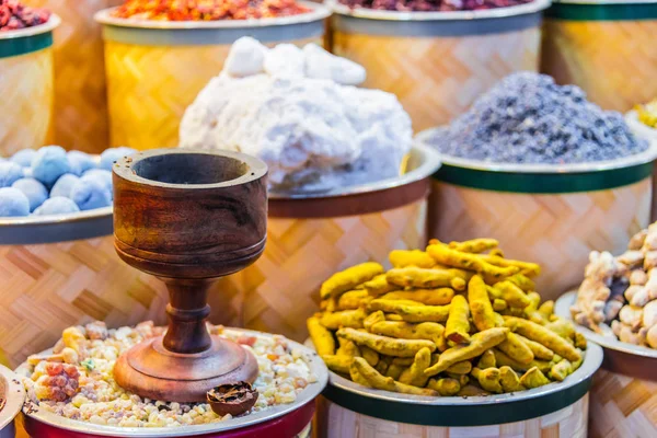 Especiarias e ervas na baia do mercado de rua árabe — Fotografia de Stock