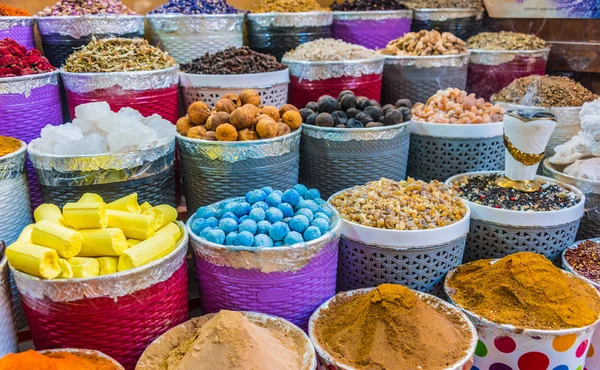 Kryddor och örter på den arabiska gatu marknaden stall — Stockfoto