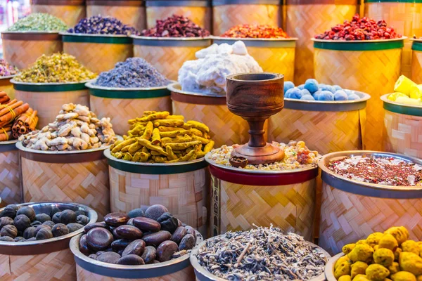 Arap sokak pazarı Stall üzerinde baharatlar ve otlar