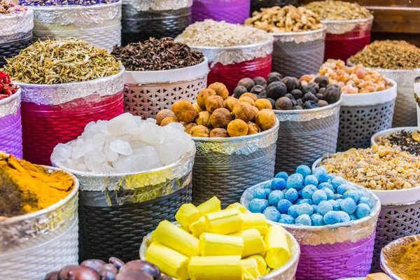 Especiarias e ervas na baia do mercado de rua árabe — Fotografia de Stock