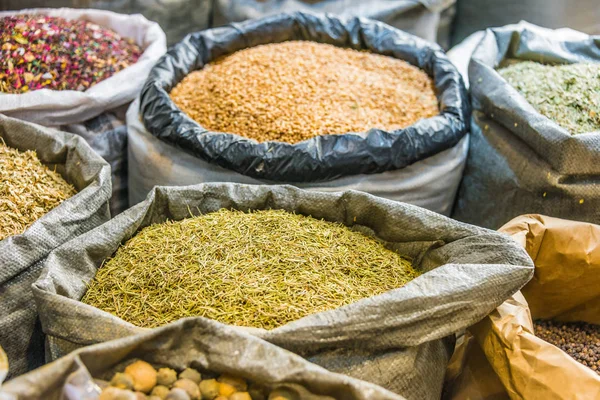 Produtos alimentares secos vendidos em Dubai Souk, Emirados Árabes Unidos — Fotografia de Stock