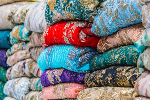 Traditional oriental cloth sold in a store in old town Dubai — Stock Photo, Image