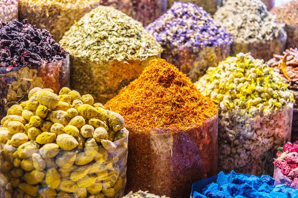 Specerijen en kruiden op de Arabische straat marktkraam — Stockfoto