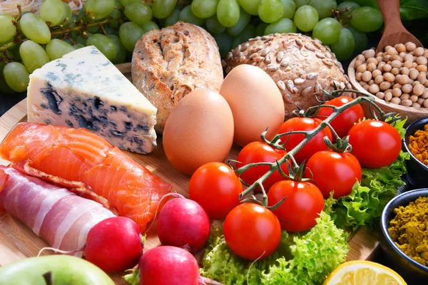 Válogatott bioélelmiszerek termékek az asztalon — Stock Fotó
