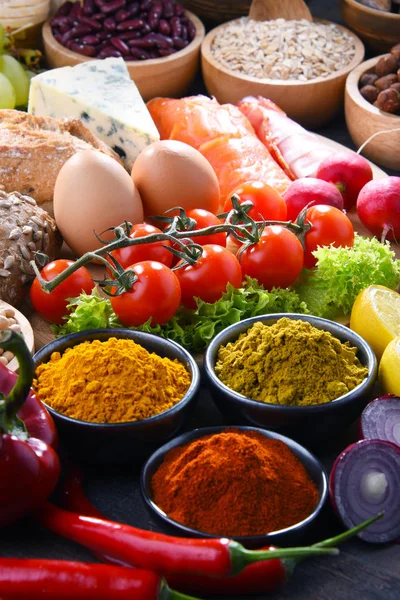 Nejrůznějších organických potravin na stole — Stock fotografie