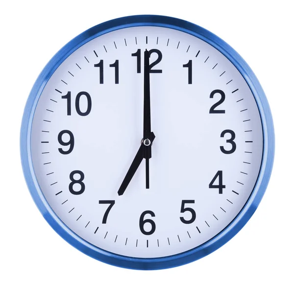 Zegar ścienny na białym tle. Siedem oclock — Zdjęcie stockowe