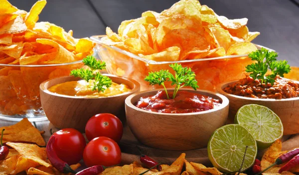 Composición con tazón de papas fritas . — Foto de Stock