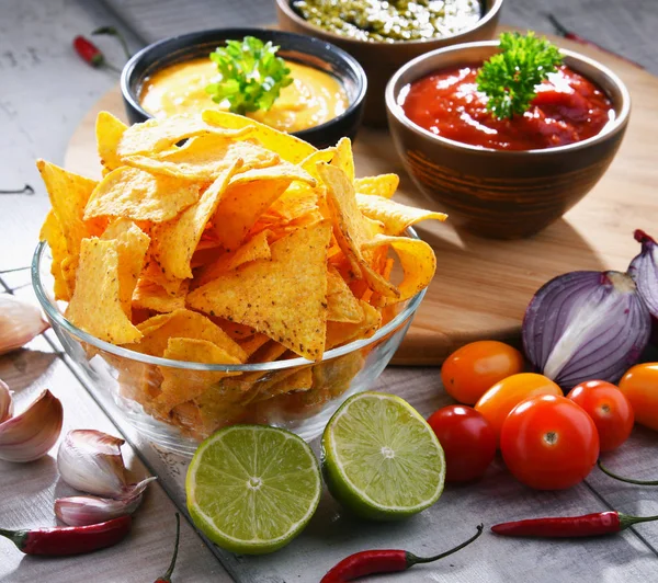 Composición con tazón de papas fritas . —  Fotos de Stock