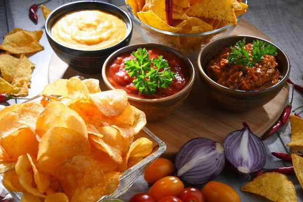 Komposition mit einer Schüssel Kartoffelchips. — Stockfoto