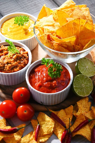 Samenstelling met Bowl van aardappelchips. — Stockfoto