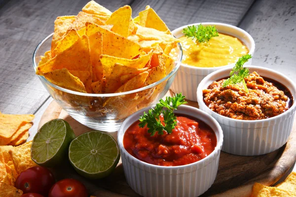 Samenstelling met Bowl van aardappelchips. — Stockfoto