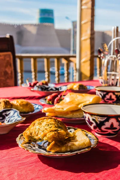 传统的乌兹别克早餐在阳台上享用 — 图库照片
