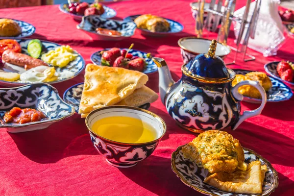 Desayuno tradicional uzbeko servido en la terraza — Foto de Stock