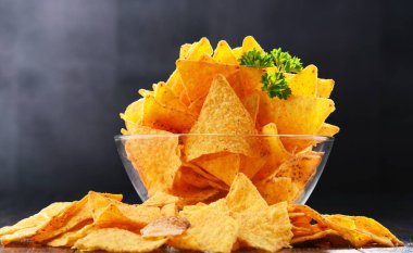 Tortilla cips cam kase ile Kompozisyon.