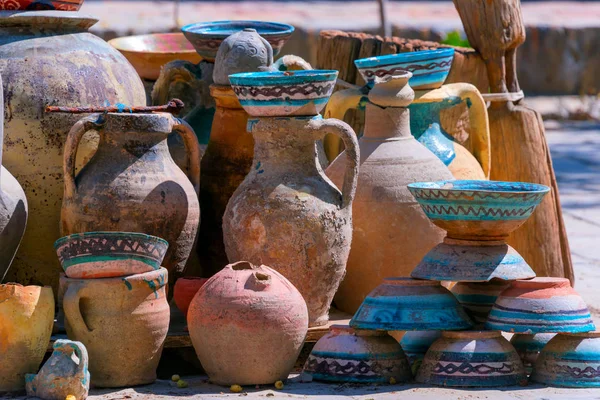 Ausstellung traditioneller alter usbekischer Keramik — Stockfoto