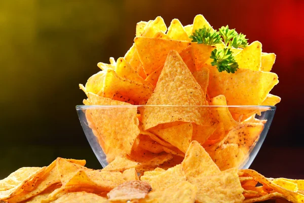 Komposition mit Glasschale mit Tortilla-Chips. — Stockfoto