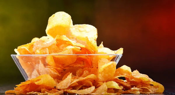 Komposition mit einer Schüssel Kartoffelchips. — Stockfoto