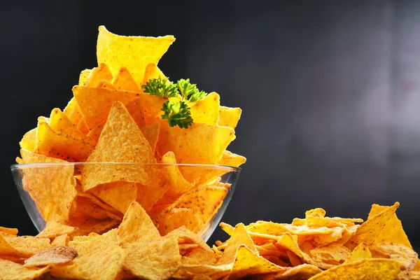 Komposition mit Glasschale mit Tortilla-Chips. — Stockfoto