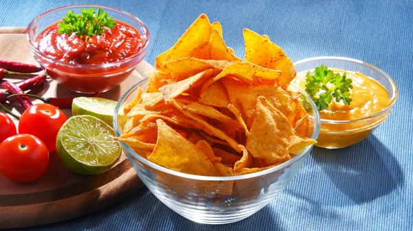 Komposition mit einer Schüssel Tortilla-Chips. — Stockfoto