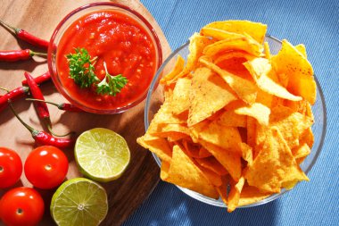 Tortilla cips kase ile Kompozisyon.