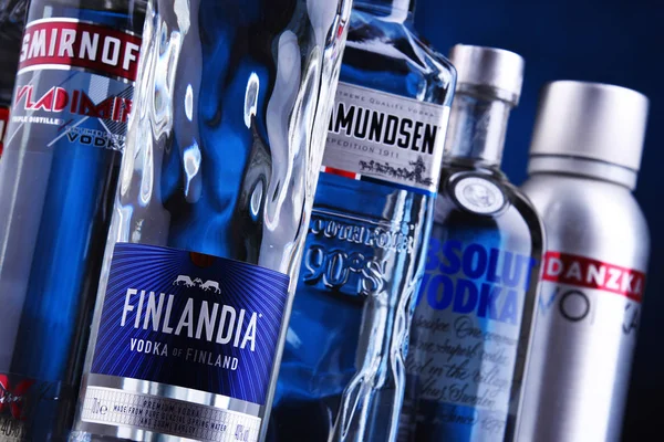 Garrafas de várias marcas globais de vodka — Fotografia de Stock