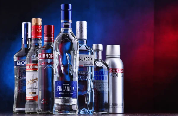 Bouteilles de plusieurs marques mondiales de vodka — Photo