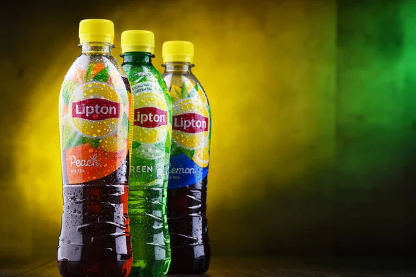 Tre flaskor Lipton Ice Tea läskedryck. — Stockfoto