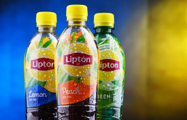 Tre flaskor Lipton Ice Tea läskedryck. — Stockfoto